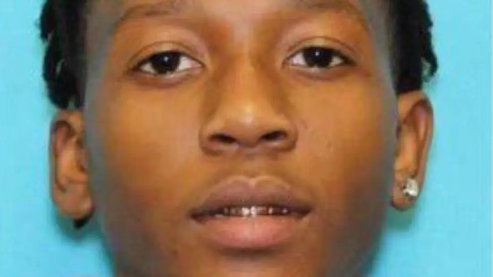 La Policía ha publicado una foto de Timothy George Simpkins, de 18 años, al que actualmente busca. USA ARLINGTON TEXAS SCHOOL SHOOTING