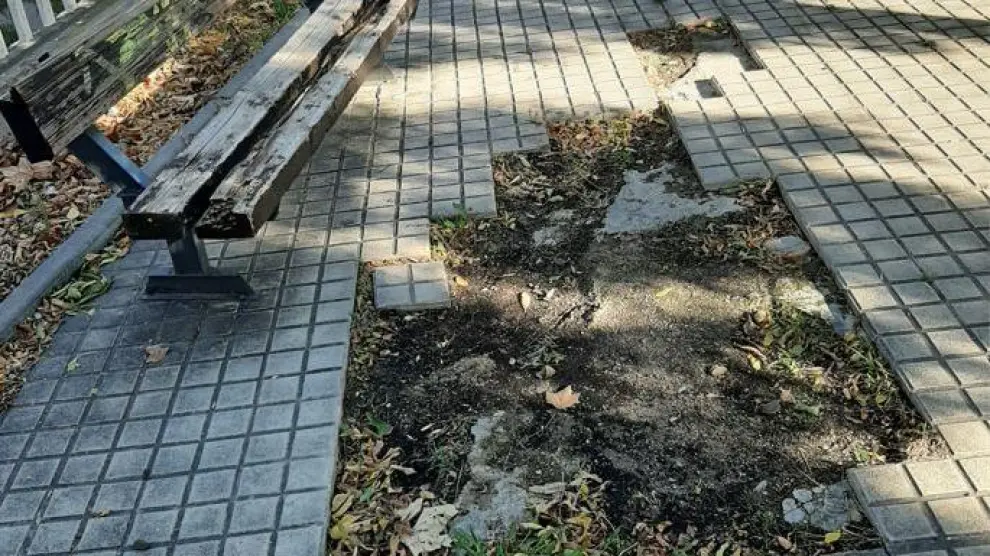Desperfectos en el pavimiento por la zona de Vía Ibérica