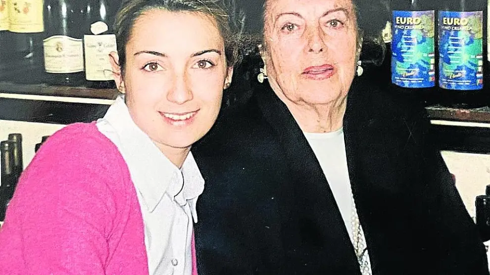 La psicóloga y escritora Patricia Ramírez, con su abuela en Zaragoza