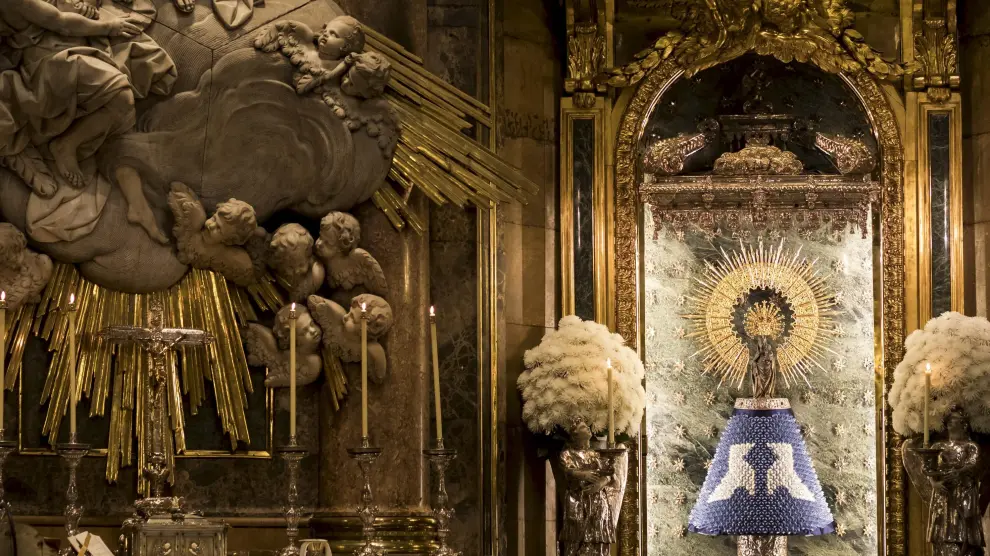 La Virgen, con un manto de papel donado por el Grupo Zaragozano de Papiroflexia.