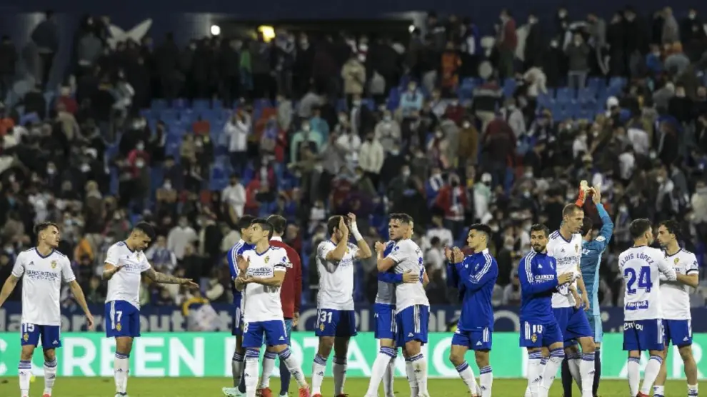 Los jugadores del Real Zaragoza, sumidos en la decepción, en el final del partido ante el Huesca.