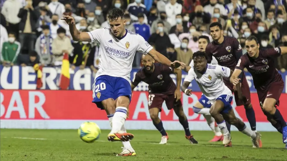 Momento fatídico en el que Álvaro Giménez falla el penalti a favor del Real Zaragoza ante el Huesca en el minuto 84.