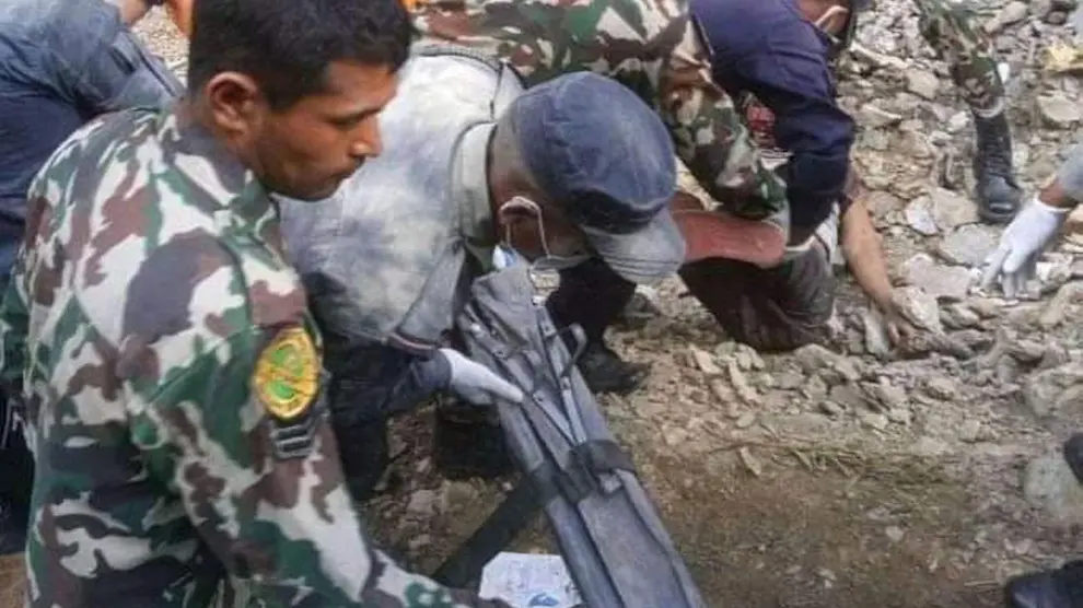 Trabajos de rescate del Ejército de Nepal tras un accidente de autobús.