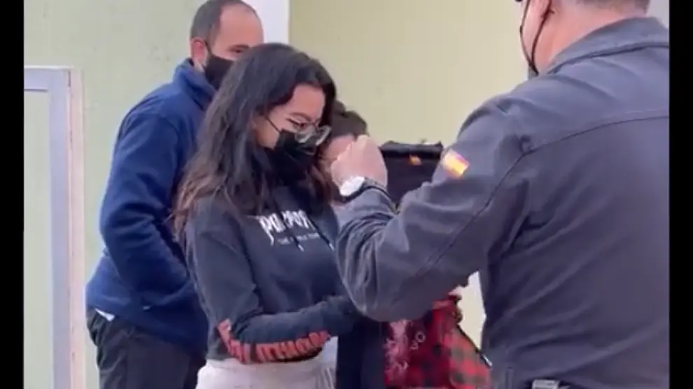 Momento en el que los guardias le entregan la camiseta a Daniela