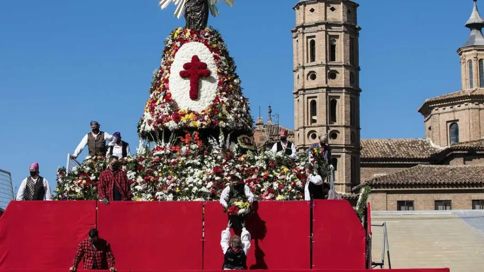 Manto de flores de la Virgen del Pilar en Zaragoza.