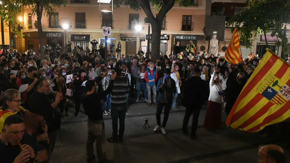Canto del 'Somos' de Labordeta en la plaza de San Pedro Nolasco.