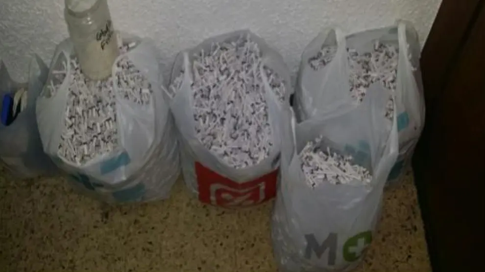 Bolsas llenas de fentanilo de liberación rápida que el paciente almacenaba aun terminadas en su casa.