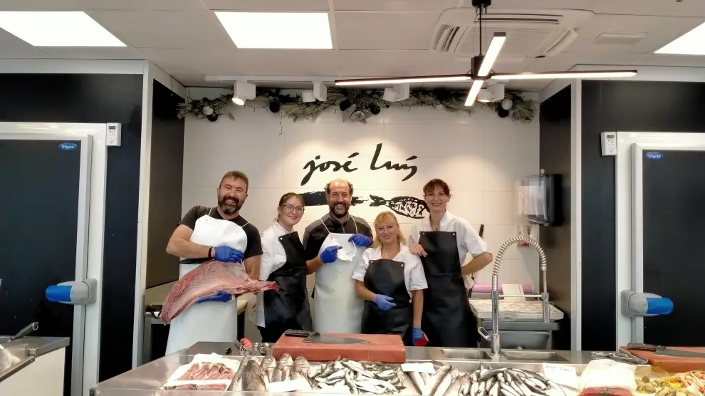 El equipo de Pescados José Luis, ubicado en el Mercado Central de Zaragoza.