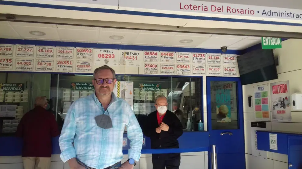 Alejandro Aznar, titular de la Lotería del Rosario, en la calle de Don Jaime I.