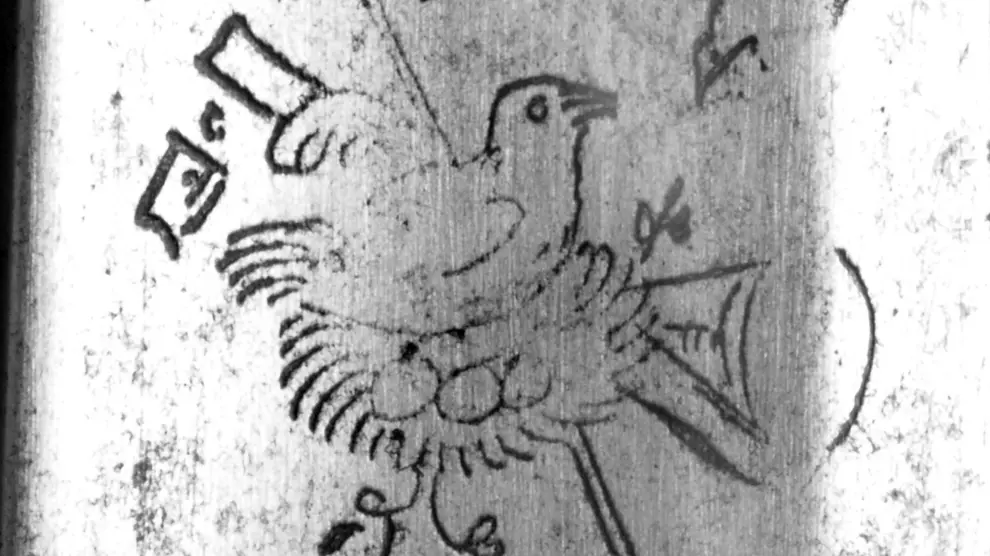 Detalle de la inscripción con el nido y el gallo que presenta la hoja del sable.