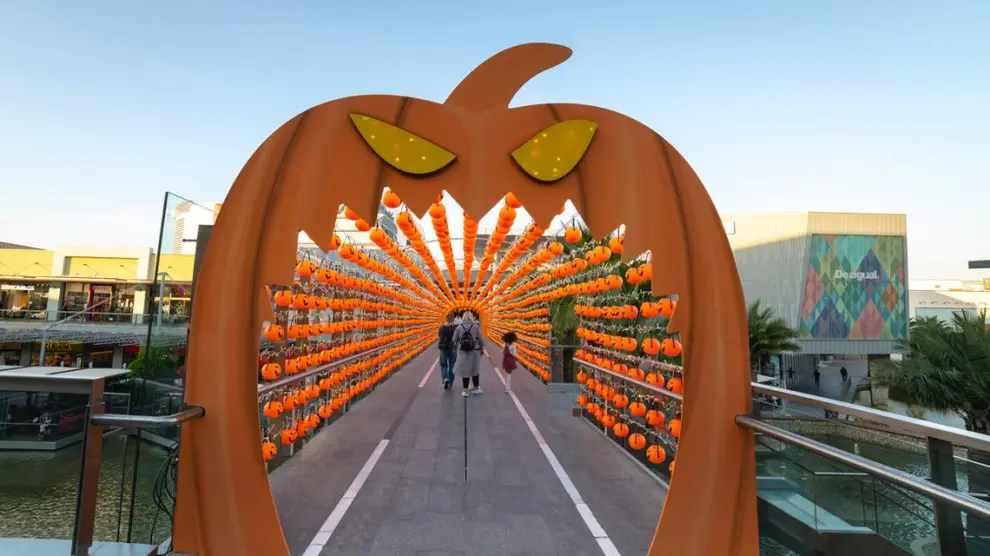 La pasarela de Puerto Venecia, simulando una calabaza gigante para Halloween.
