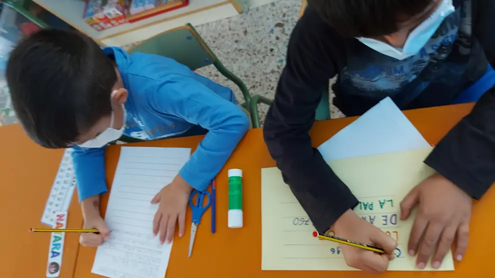 Los escolares de Valdeltormo (Teruel) escribiendo sus cartas.