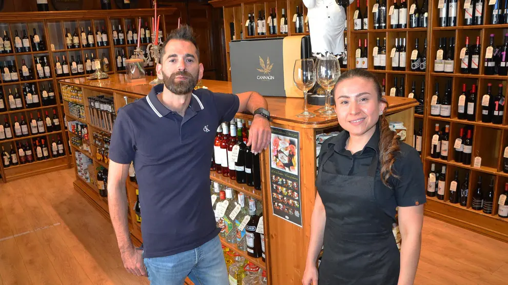 Sebastián Langa y Laura Sterling, en la zona de venta de vinos de la bodega.