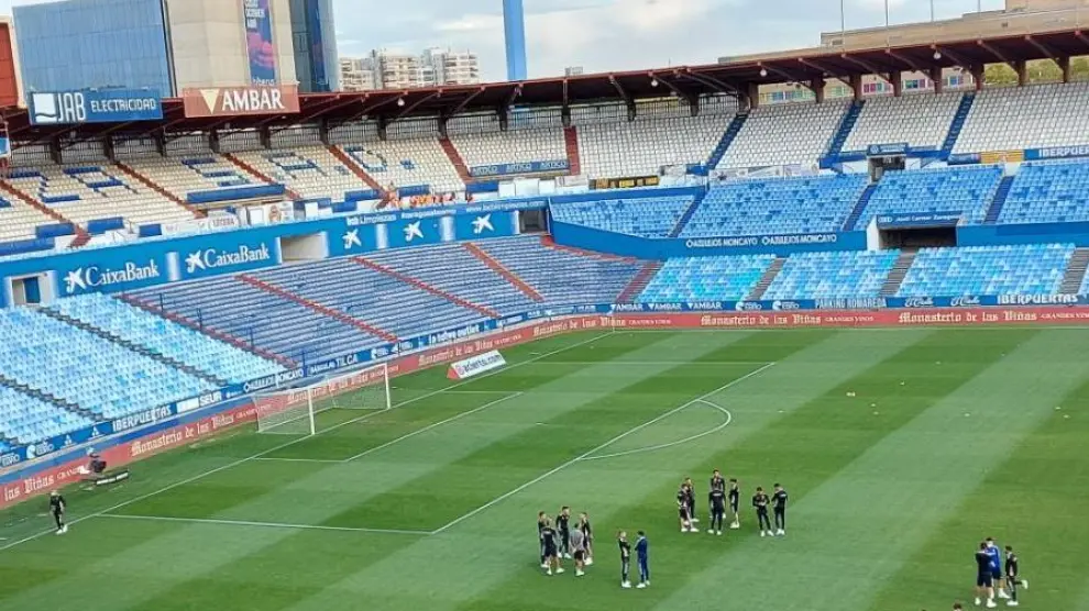 Los jugadores del Real Zaragoza y la Ponferradina, hora y tres cuartos antes del comienzo del partido, a su llegada a La Romareda.