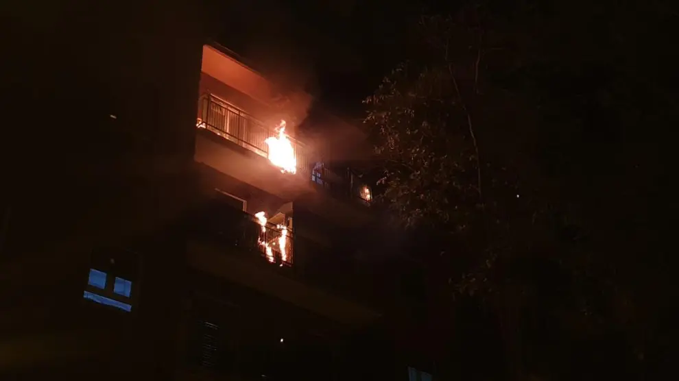 Aparatoso incendio en la calle María Moliner afecta a tres pisos.