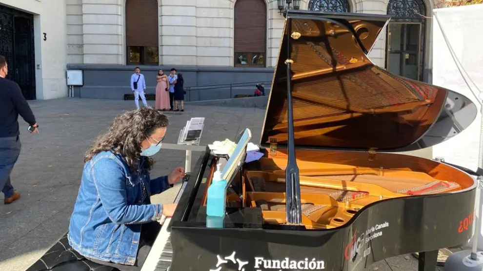 Miriam Calvo, de 48 años, en el piano situado frente a la Diputación.