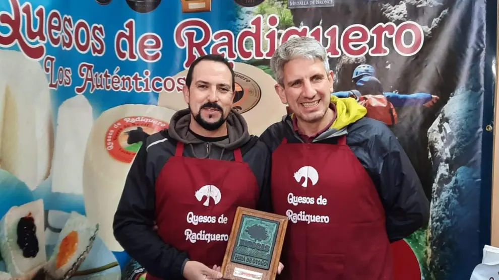 Los responsables de Quesos de Radiquero, con su premio del concurso de la Feria de Otoño de Biescas 2021.