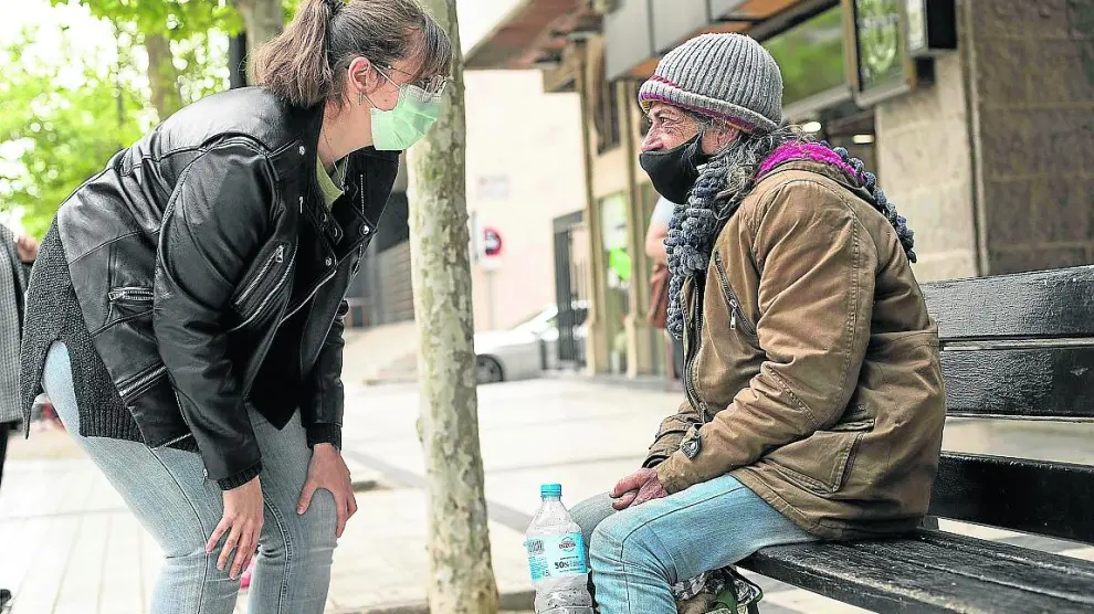 La trabajadora social Lucía Capilla, el pasado abril, habla con una de las mujeres sin hogar.