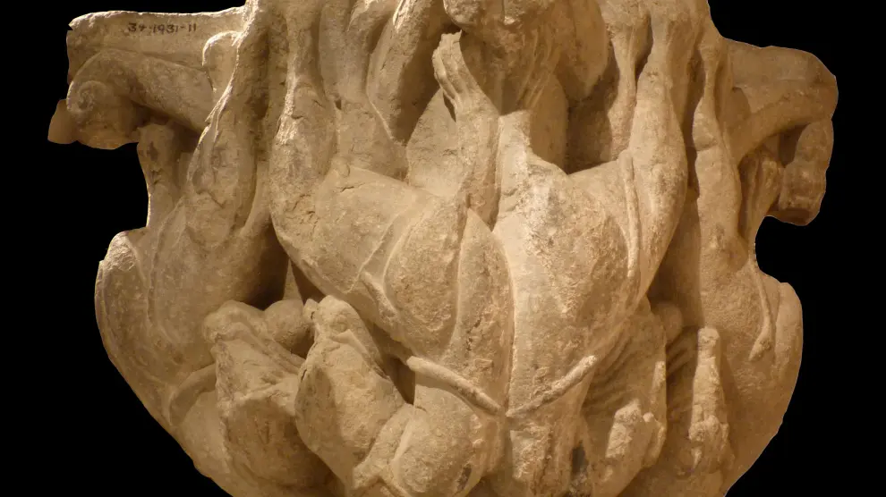 En el capitel están representados ocho leones en posición invertida.