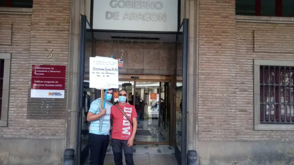 Juan Cebrián y su hijo Javier, protestan por el retraso en la adjudicación de una plaza en un centro de día.