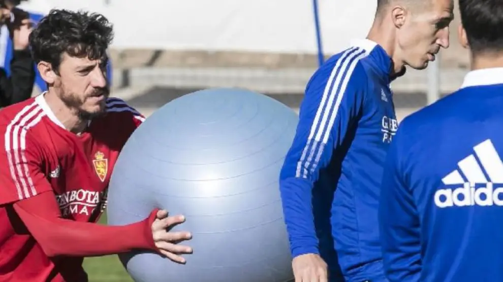 Petrovic, en un ejercicio con un balón gigante con Cristian Álvarez.