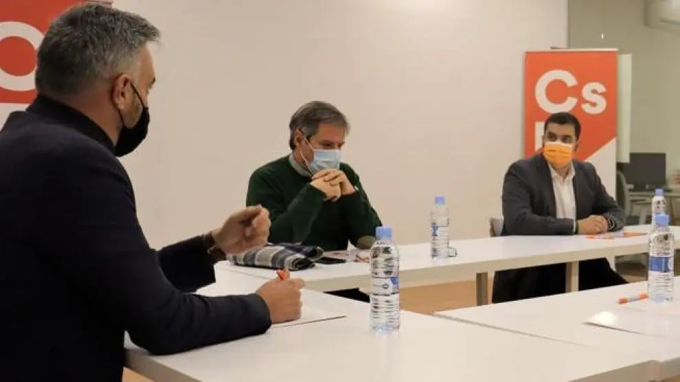 El ya excoordinador provincial, Javier Zárate, junto a Daniel Pérez Calvo, en una reunión con el secretario nacional de Organización, Borja González, en la sede de Zaragoza, en diciembre del año pasado.