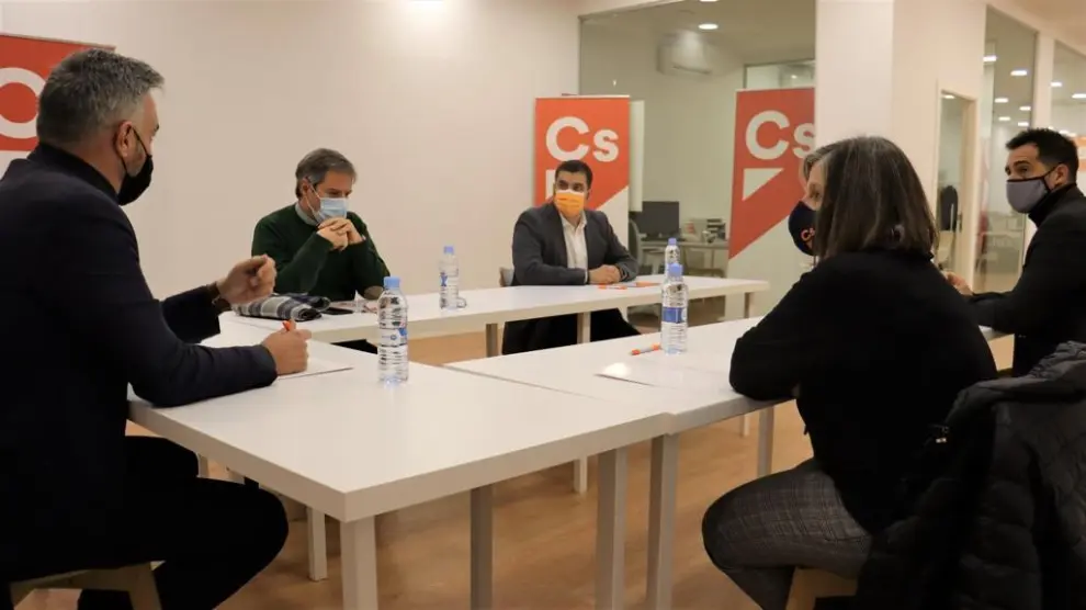 El ya excoordinador provincial, Javier Zárate, junto a Daniel Pérez Calvo, en una reunión con el secretario nacional de Organización, Borja González, en la sede de Zaragoza, en diciembre del año pasado.