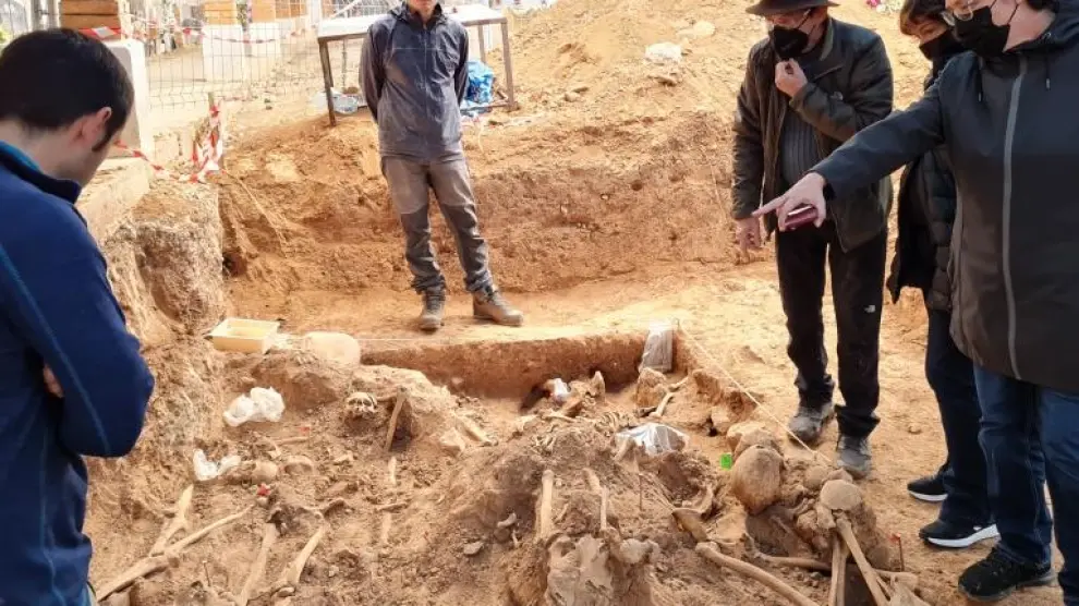 Marisancho Menjón visita los trabajos de exhumación en el cementerio de Belchite