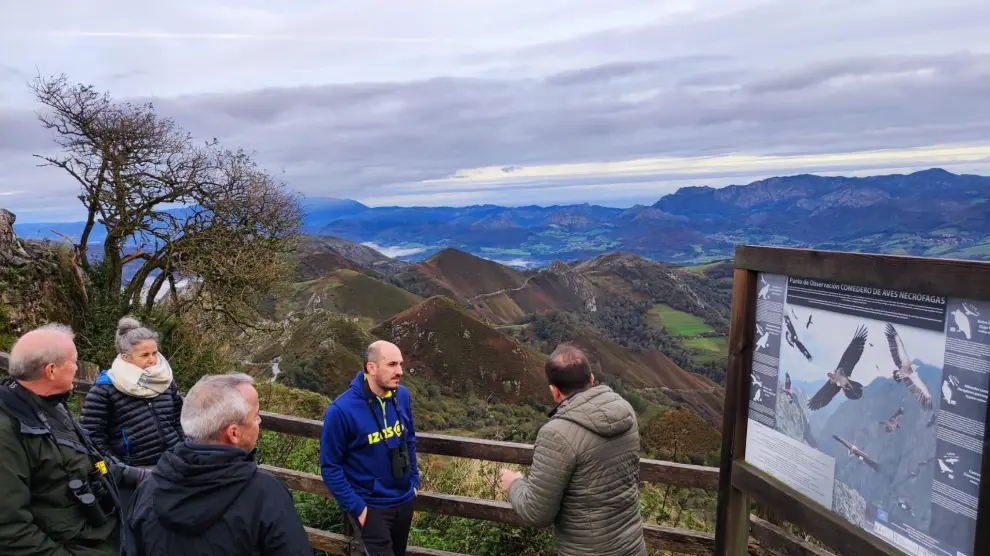 El director general de Medio Natural y Gestión Forestal, Diego Bayona, ha conocido este sábado el proyecto de reintroducción del Quebrantahuesos en el Parque Nacional de Picos de Europa