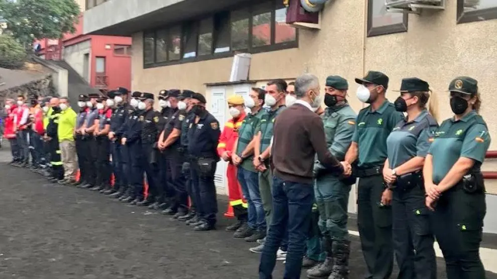 El ministro Fernando Grande Marlaska saluda a las Fuerzas y Cuerpos de Seguridad del Estado en La Palma.