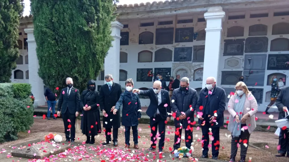 Lanzamiento de pétalos al osario del cementerio de Huesca por parte de miembros de la corporación municipal.