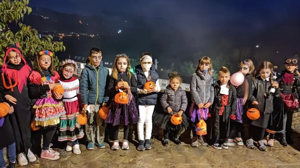 Niños y niñas disfrazados disfrutan de Halloween por las calles de Aínsa.