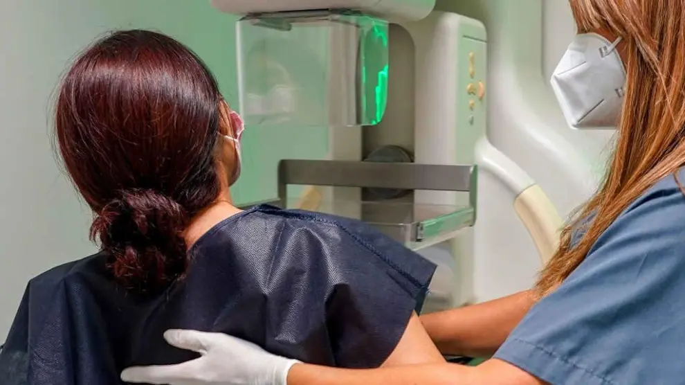 Una señora se hace una mamografía gratuita en Quirónsalud Infanta Luisa por el Día Internacional del Cáncer de Mama el 19 de octubre 2021 en Sevilla