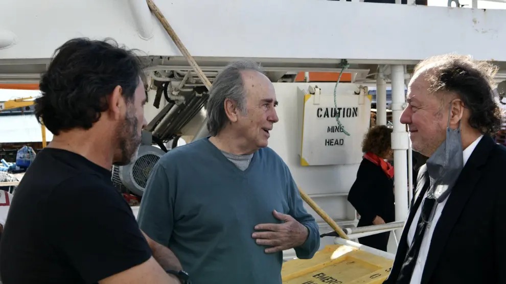El director de la ONG Open Arms, Óscar Camps, el cantante Joan Manuel Serrat, y el fundador de la ONG Solidaire, Enrique Piñeyro,