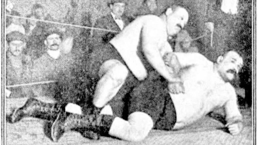 Dos rudos luchadores, en una estampa fechada en 1913.