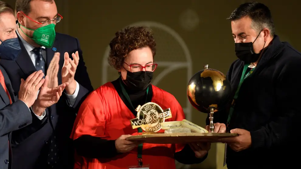 Silvia Peláez y Paco Romero, de Quesos y Besos, recogen el World Cheese Award por su creación 'Olavidia'.
