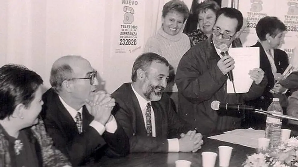 Ángel Sanz, con el micrófono, fundador de El Teléfono de la Esperanza en Aragón, en la inauguración de la sede actual en Zaragoza, en 1995