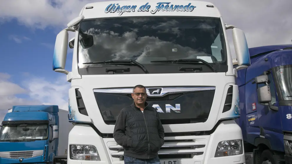 Ricardo García, con su camión con la leyenda de la Virgen de Fresnedo, Cantabria, a 7 kilómetros de donde nació.