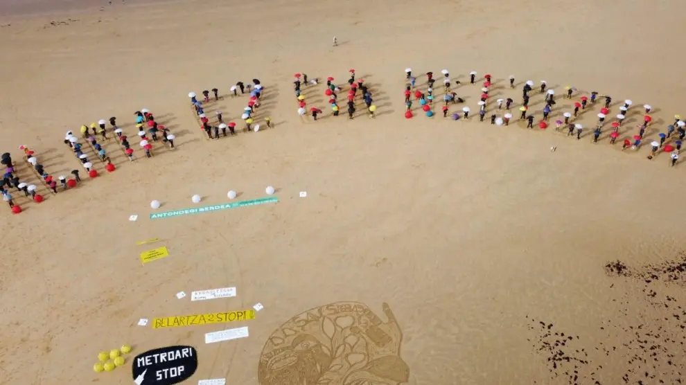 Acto por la justicia climática en la playa de La Concha