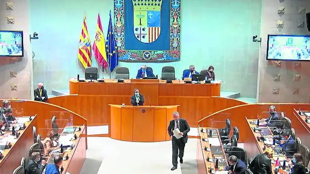 Un momento de la comparecencia del consejero Joaquín Olona en el pleno de las Cortes de Aragón, el pasado jueves.