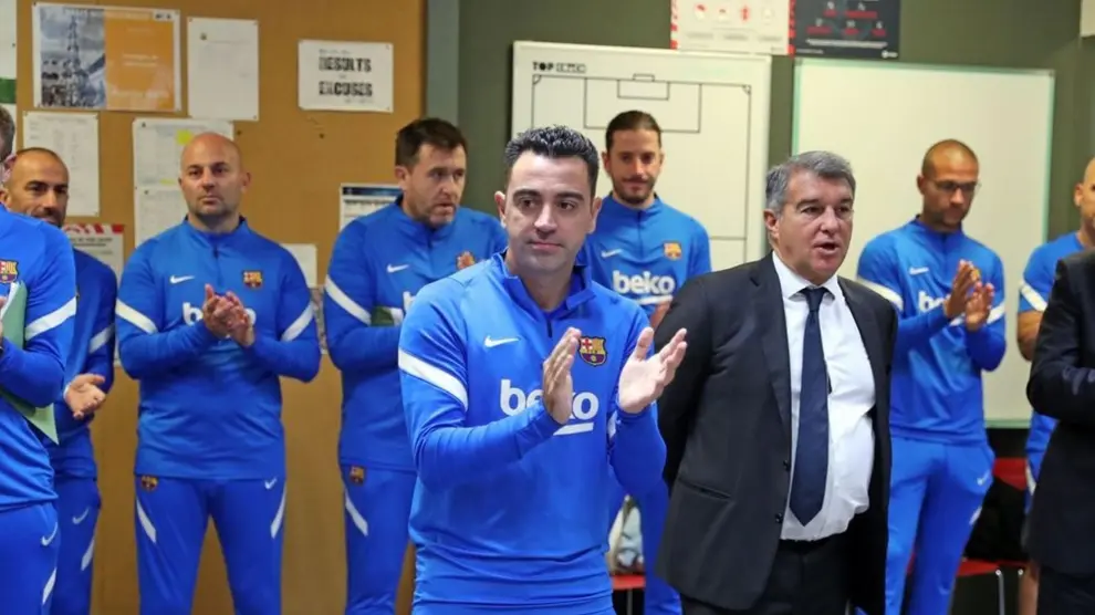 Discurso del entrenador del FC Barcelona, Xavi Hernández, junto a su cuerpo técnico y acompañados del presidente blaugrana, Joan Laporta, en el primer entrenamiento del técnico con sus futbolistas.