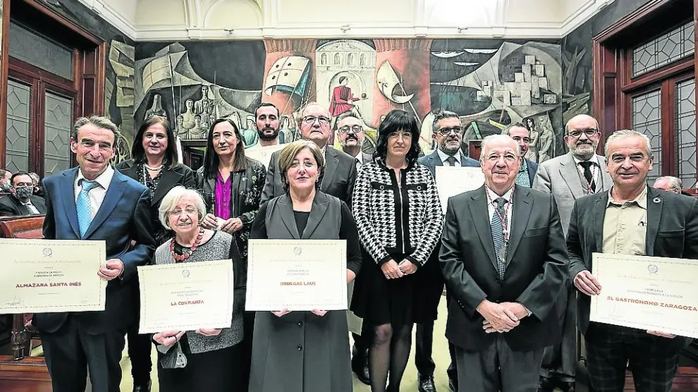 Premiados, autoridades y miembros de la Academia Aragonesa de Gastronomía.