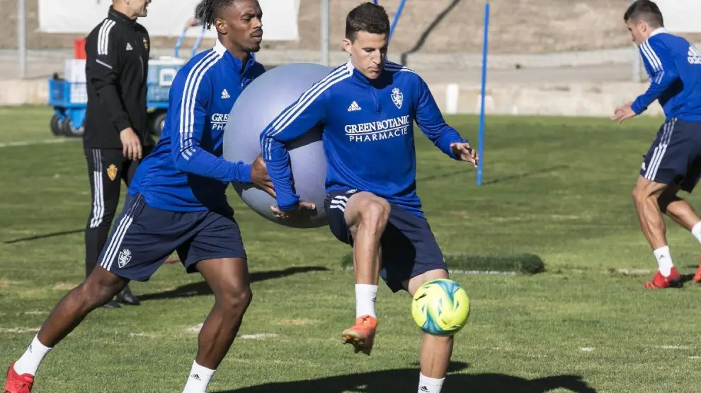 Carlos Nieto, en un ejercicio físico con un balón gigante junto a Jair.