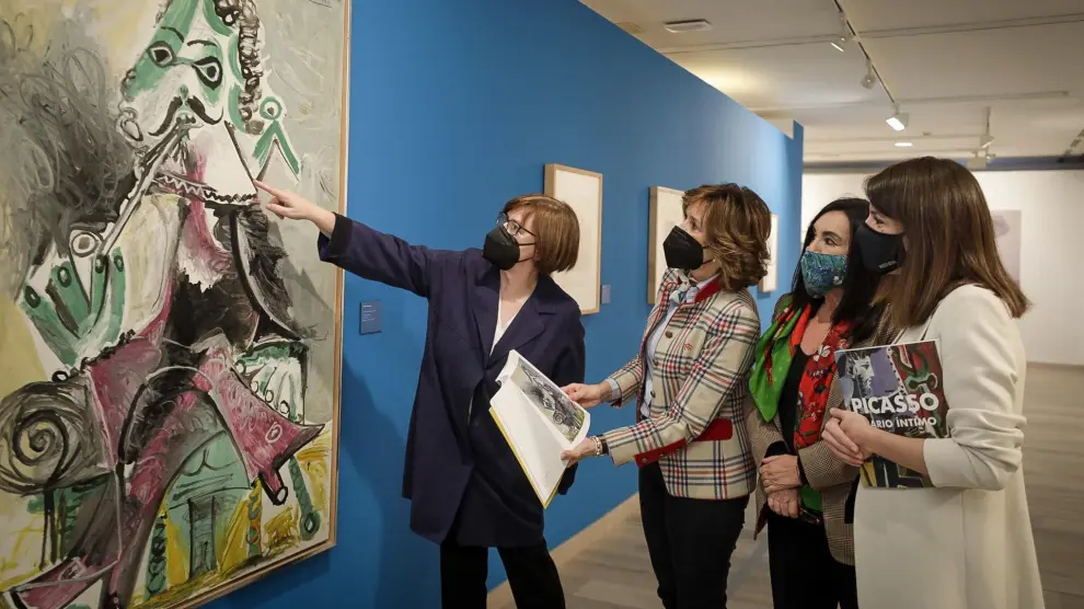 Rosario Añaños, directora del Museo Goya, comenta aspectos de una de las obras de la exposición a Mayte Ciriza, Marisa Oropesa e Inés González, directora de Ibercaja Patio de la Infanta.