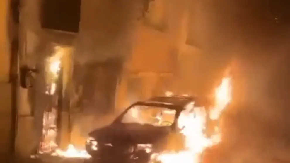 Bloquean la puerta y prenden fuego a un contenedor en la casa del alcalde de Navas de San Juan (Jaén).