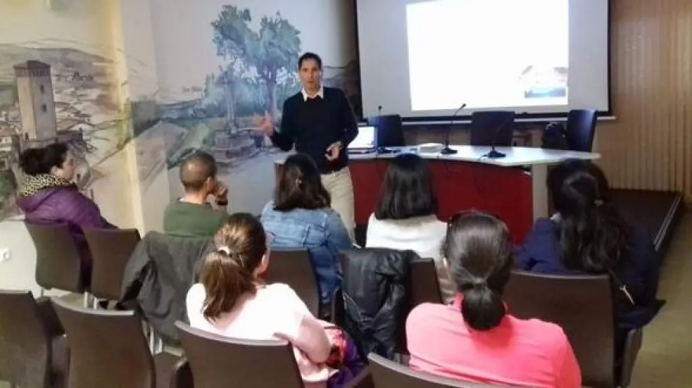 David Ariño, subdirector general de Grupo Piquer, imparte una charla del programa Escuela Activa en Maluenda, antes de la pandemia.