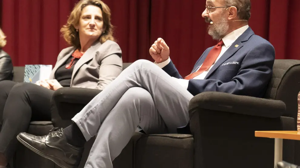 La ministra Ribera y el presidente Lambán durante la mesa redonda en la que participaron en Teruel.