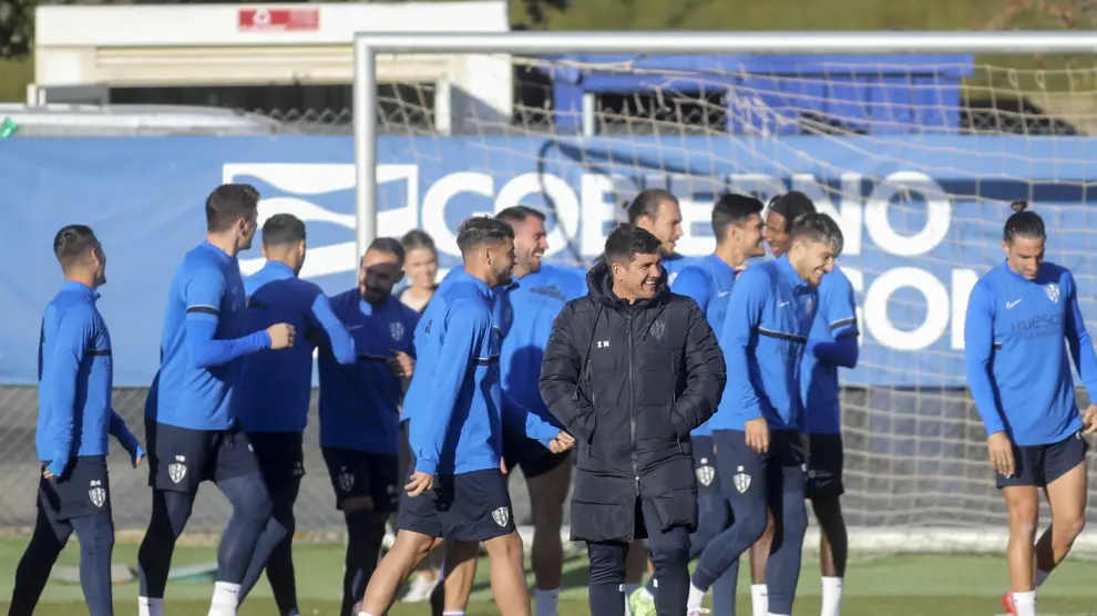 Xisco Muñoz, durante el entrenamiento de la SD Huesca de este martes, con los jugadores detrás de él.