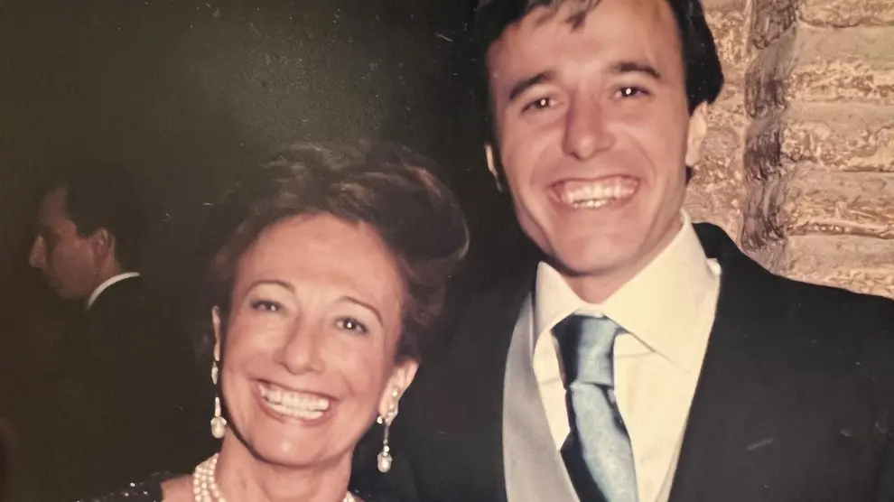 Jorge Azcón, junto con su madre en una imagen que ha publicado en sus redes sociales.