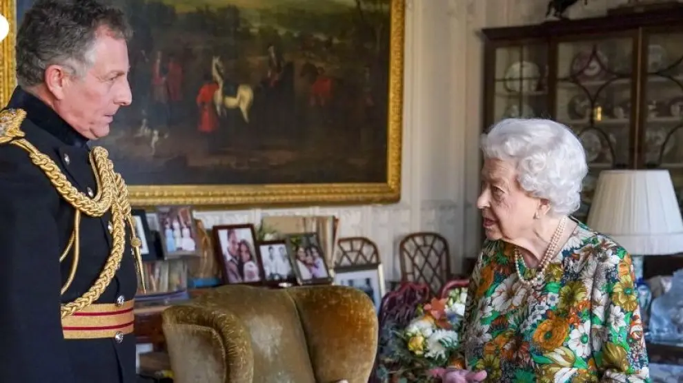 La reina Isabel II junto al general Nick Carter este miércoles.